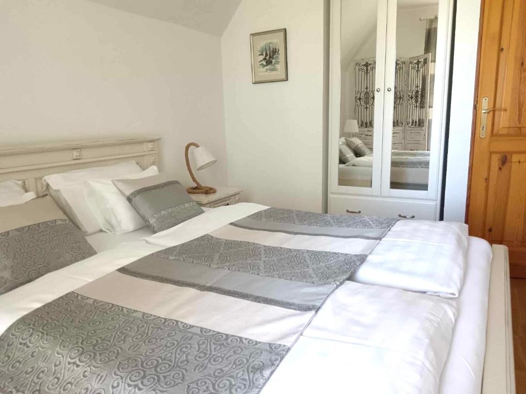 Łóżko lub łóżka w pokoju w obiekcie Emese Apartman Cserszegtomaj