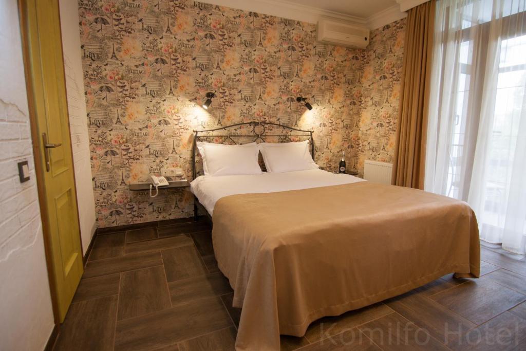 Postel nebo postele na pokoji v ubytování Komilfo Hotel