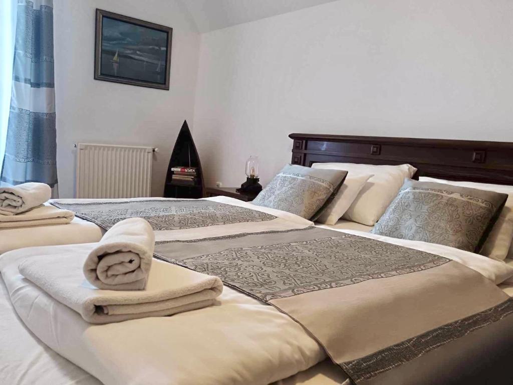 Łóżko lub łóżka w pokoju w obiekcie Emese Apartman Cserszegtomaj