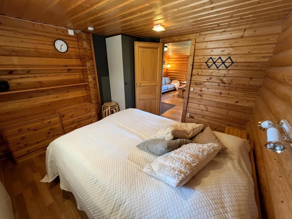 Vuode tai vuoteita majoituspaikassa Logcabin, sauna, fireplace, view, kitchen