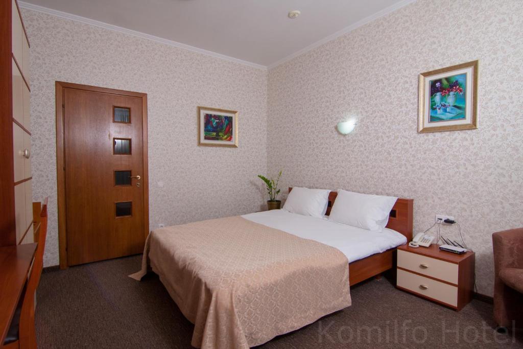 Postel nebo postele na pokoji v ubytování Komilfo Hotel