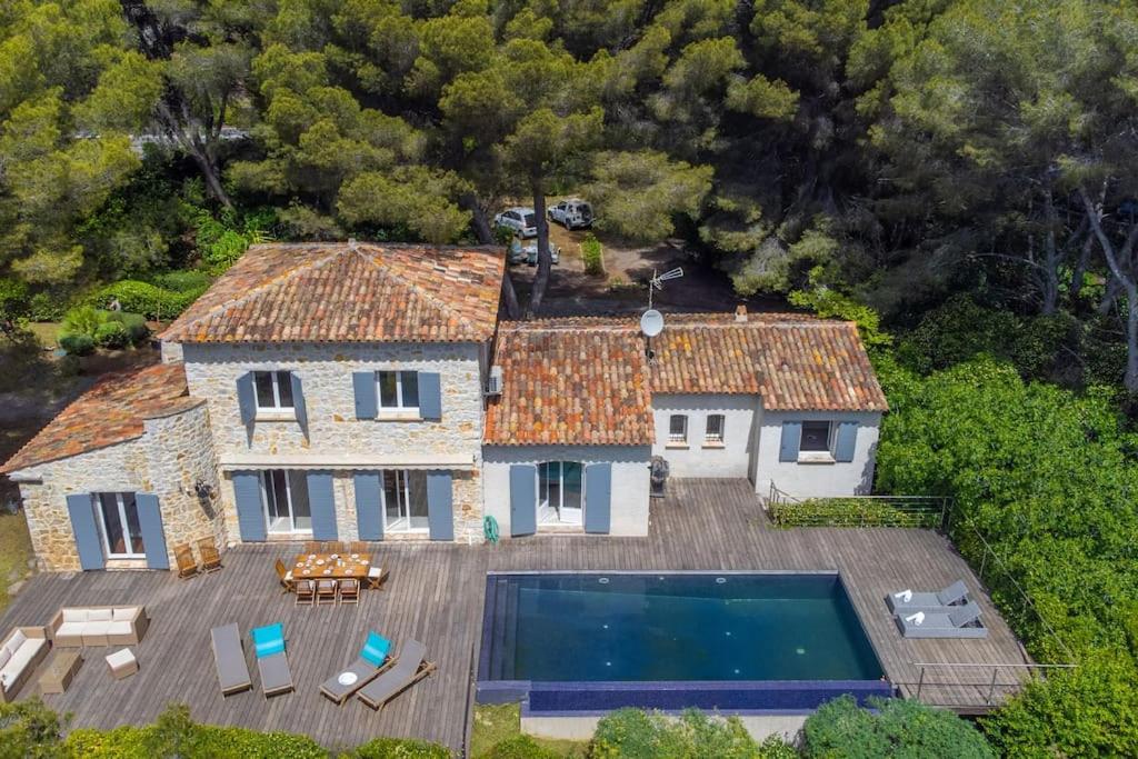 une vue aérienne d'une maison avec piscine dans l'établissement Villa, 8 pers, pieds dans l'eau, à Saint-Raphaël