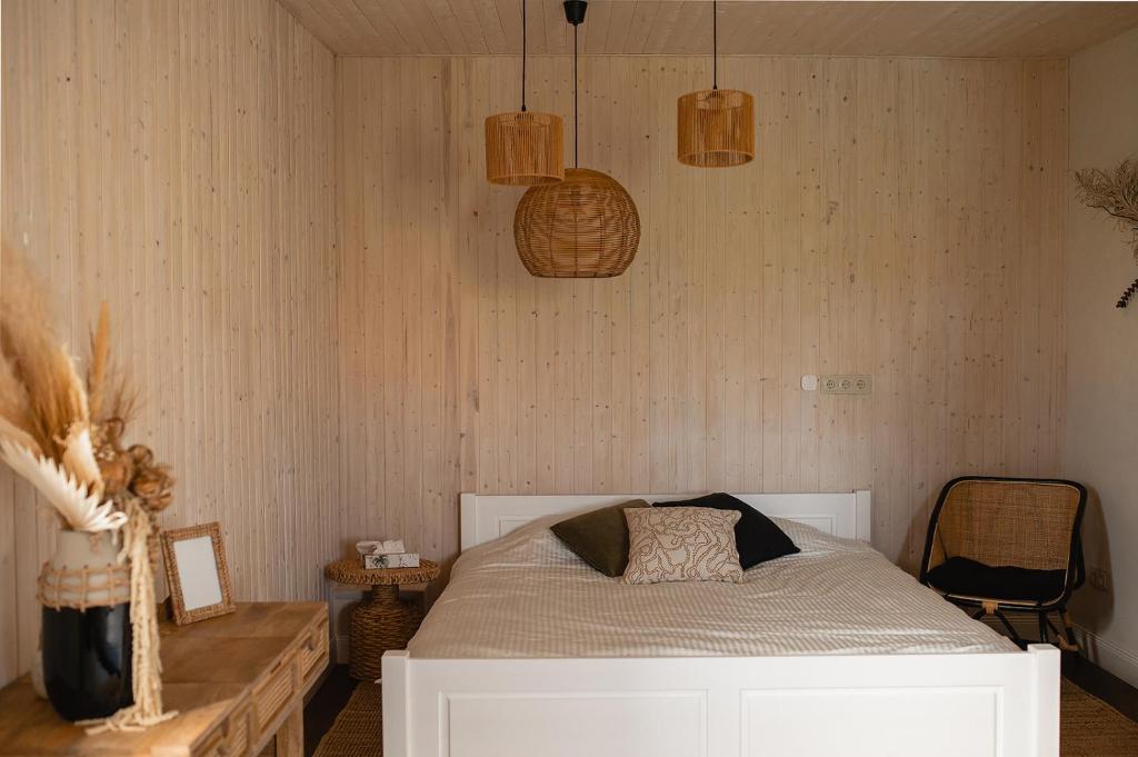 Postel nebo postele na pokoji v ubytování LAGUNA SPA šeimos poilsio namai