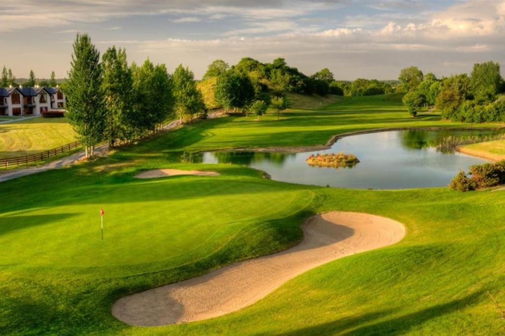 ein Bild von einem Golfplatz mit einem Teich in der Unterkunft 3 Bedroom House 03 In Famous Esker Hills Golf Resort in Tullamore