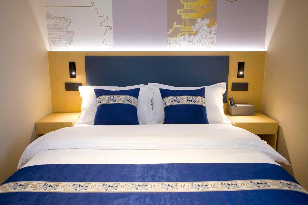 Postel nebo postele na pokoji v ubytování Elong RuiYun Hotel Hefei Wuli Temple