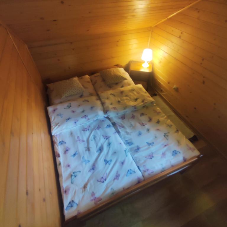 Posteľ alebo postele v izbe v ubytovaní niezapominajka-jura