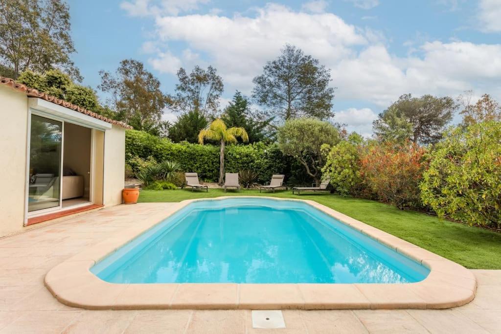une piscine dans l'arrière-cour d'une maison dans l'établissement Villa St Raphaël, 6 pers, piscine, à Saint-Raphaël