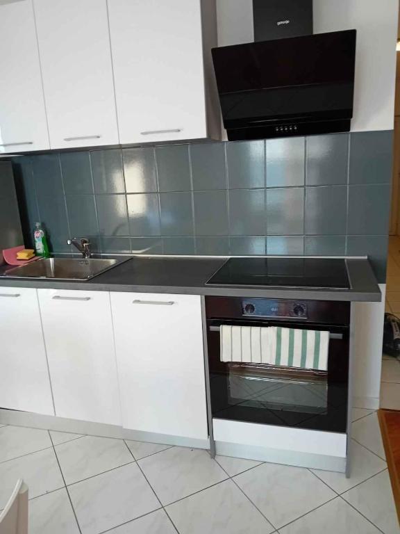 kuchnia z kuchenką i zlewem w obiekcie Apartments in Klimno - Insel Krk 12514 w mieście Klimno