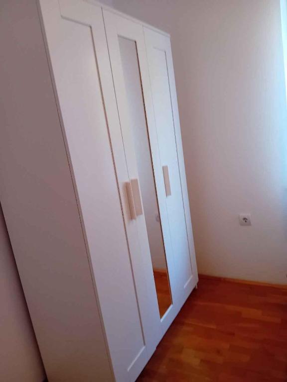 biała szafka z lustrem w pokoju w obiekcie Apartments in Klimno - Insel Krk 12514 w mieście Klimno