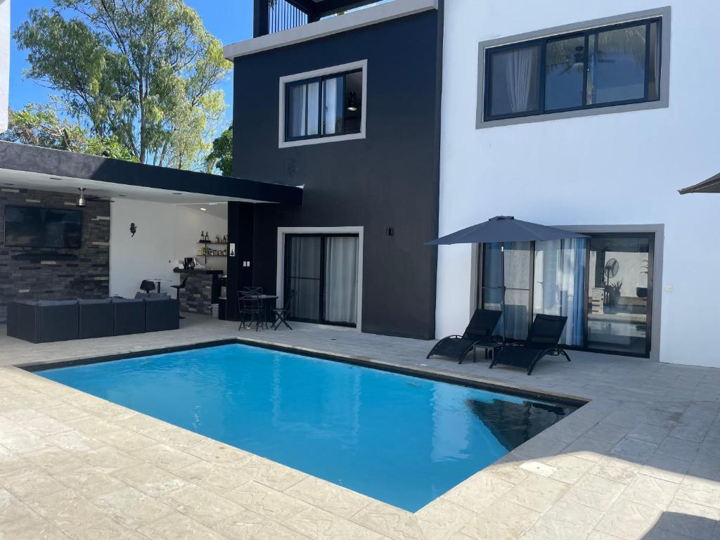 una piscina nel cortile di una casa di Level suites Penthouse a Sosúa