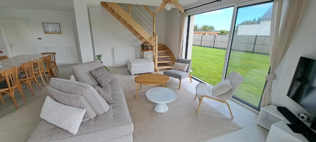 un salon avec un canapé, des chaises et une table dans l'établissement MoLiMa 500m de la mer, à Loctudy