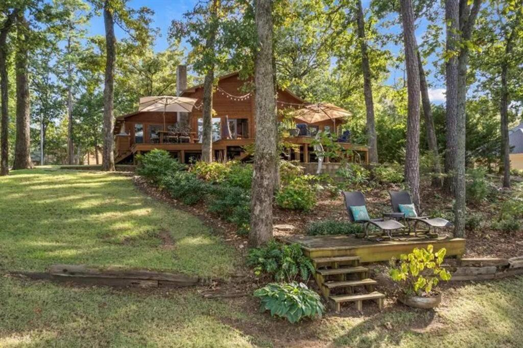 een blokhut met twee stoelen en een huis bij Lakefront Cottage- late summer price decrease! in Pittsburg