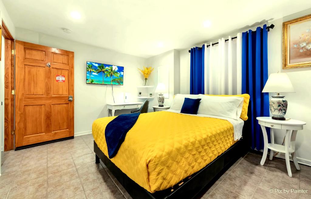 Postel nebo postele na pokoji v ubytování Harmony Inn, Huntley Illinois