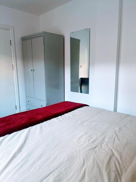 Postel nebo postele na pokoji v ubytování Bay Wind Apartment
