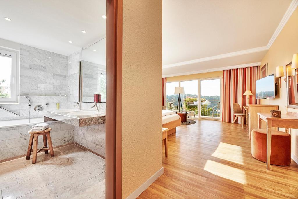 Postel nebo postele na pokoji v ubytování Hotel Kronelamm im Schwarzwald