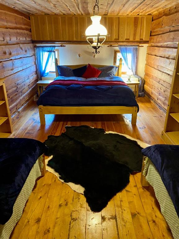 Postel nebo postele na pokoji v ubytování Stylově romantická venkovská chalupa Mlýnské Struhadlo
