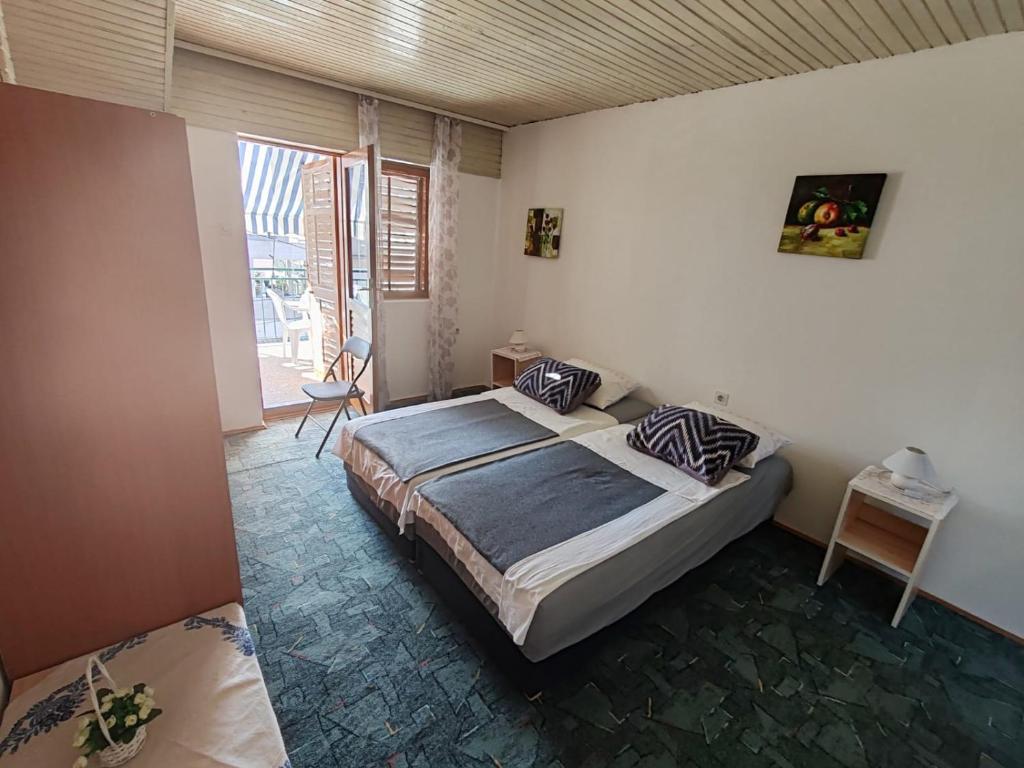 Postel nebo postele na pokoji v ubytování Apartmani Vodice