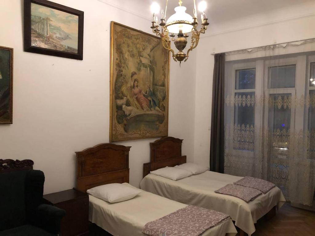 Postel nebo postele na pokoji v ubytování Gutsa Artists Mini-Hotel