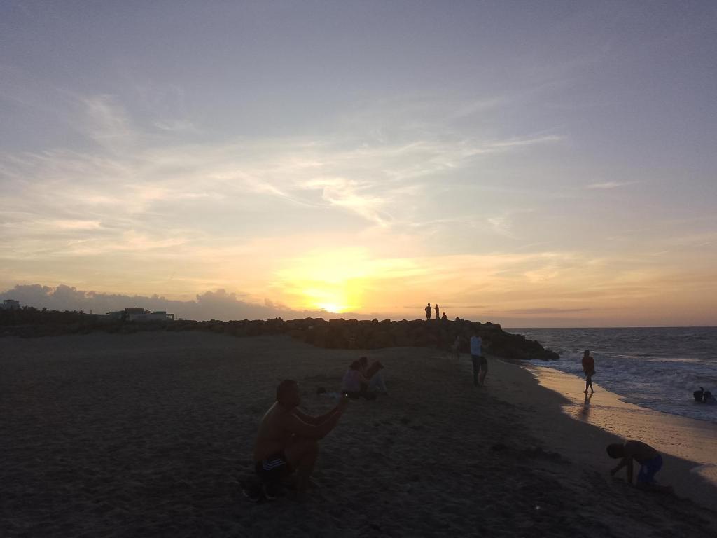 リオアチャにあるHospedaje centroの夕暮れ時の海岸の人々