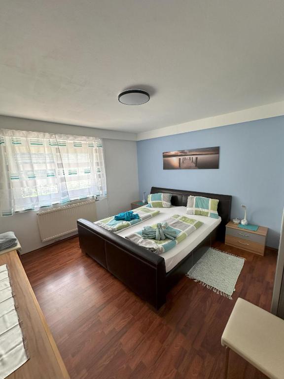 Postel nebo postele na pokoji v ubytování Ferienwohnung Brennseeblick