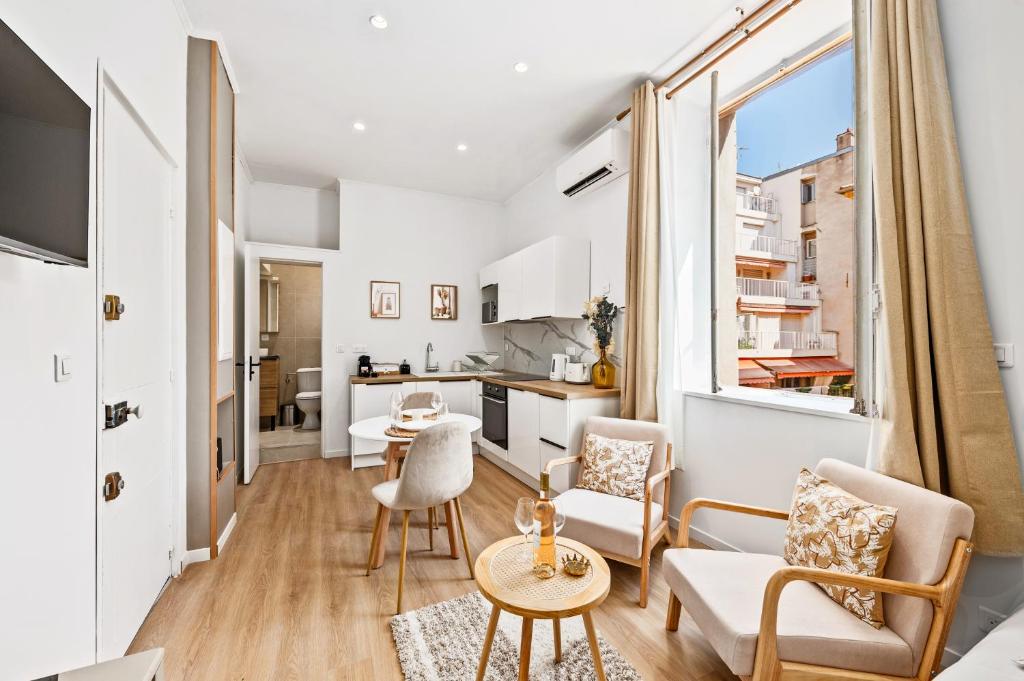 un salon avec une table et des chaises et une cuisine dans l'établissement Maison dutto, à Menton