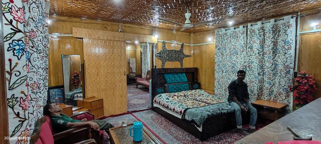 Postel nebo postele na pokoji v ubytování Houseboat Karima palace