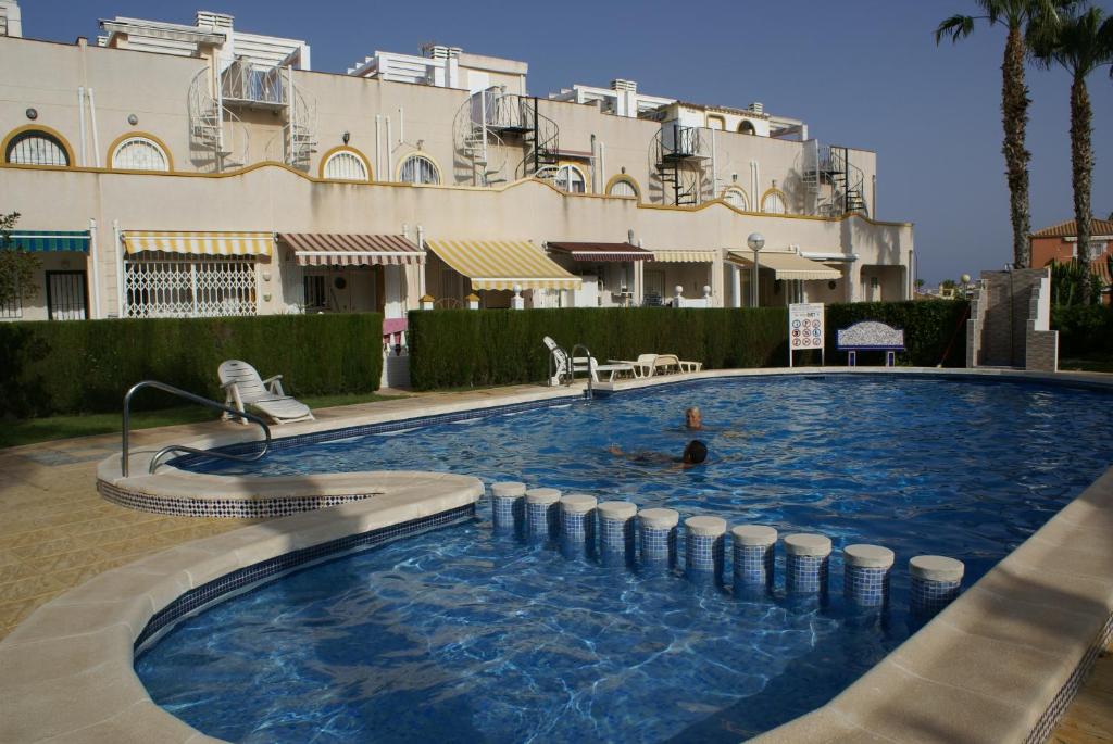 einem großen Pool vor einem Gebäude in der Unterkunft Casa Alegría in Playas de Orihuela