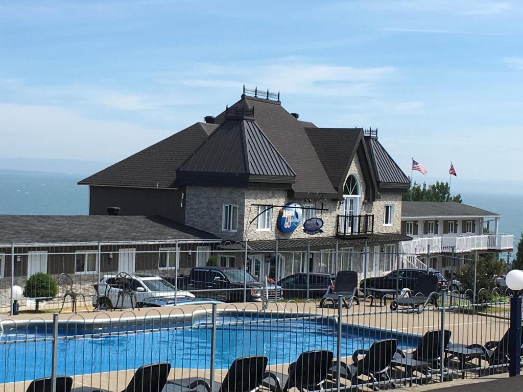 Bazén v ubytování Motel vue Belvédère nebo v jeho okolí