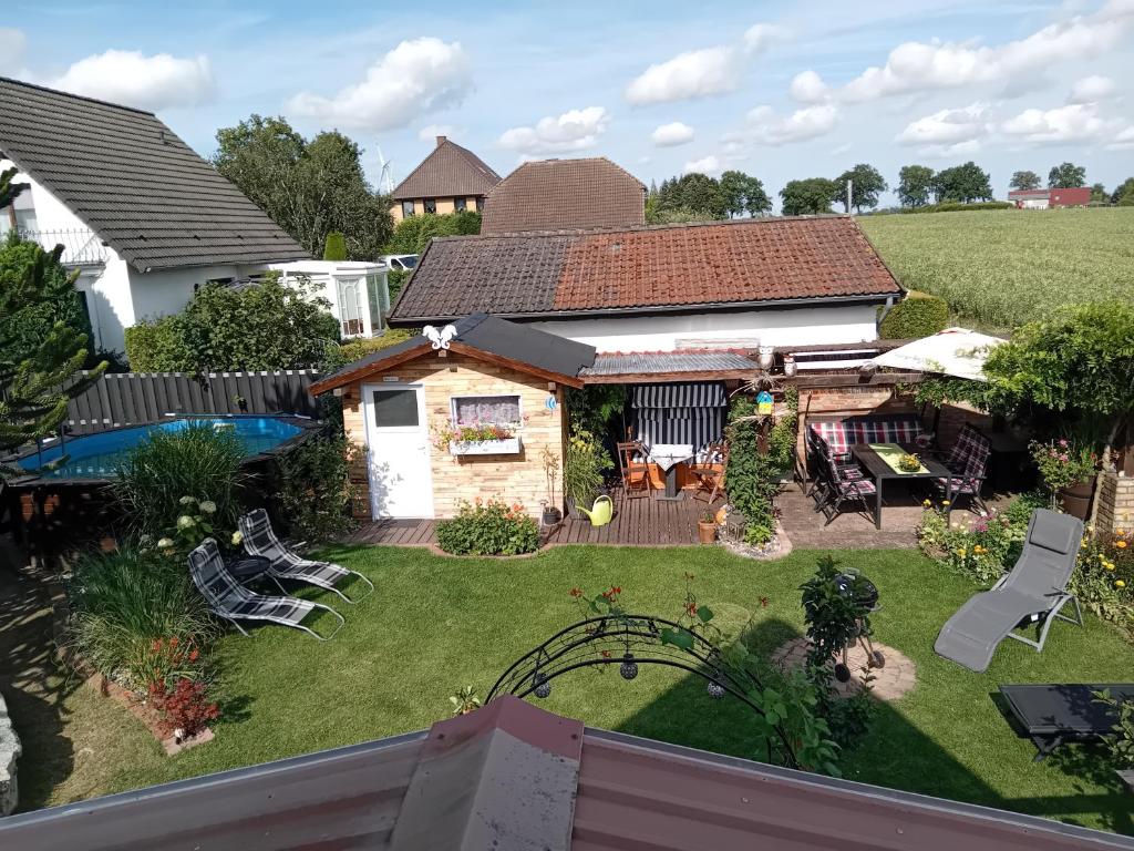 an aerial view of a house with a backyard at Auszeit-Schoenenwalde in Papenhagen