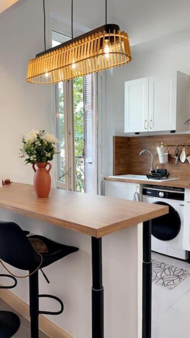 une cuisine avec une table avec un vase dessus dans l'établissement Confort et style en plein Marseille Type 2, à Marseille