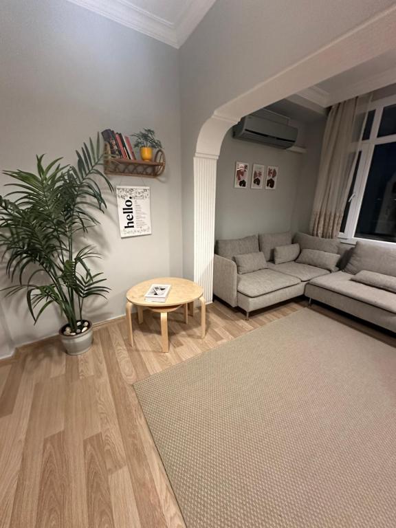 un soggiorno con un divano e un tavolo di Tarihi Asansör Sokağında Daire a Smirne