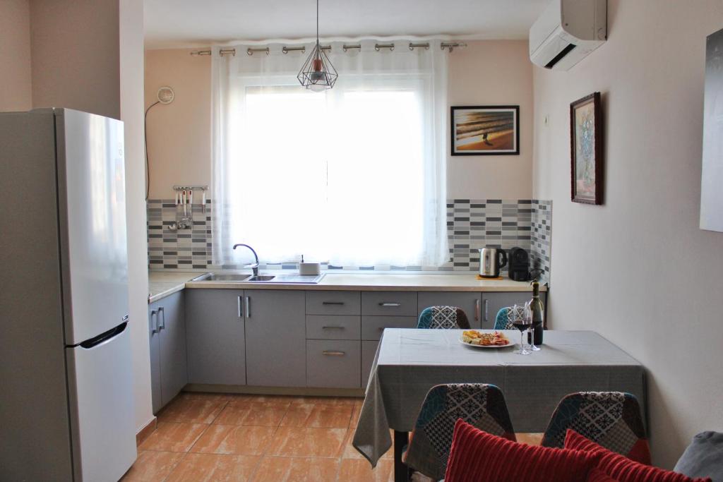 Η κουζίνα ή μικρή κουζίνα στο MINO APARTMENT