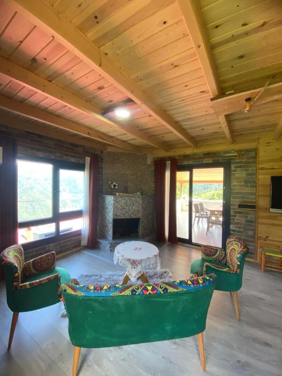 a living room with a table and chairs at Mira Suit Apart in Çamlıhemşin
