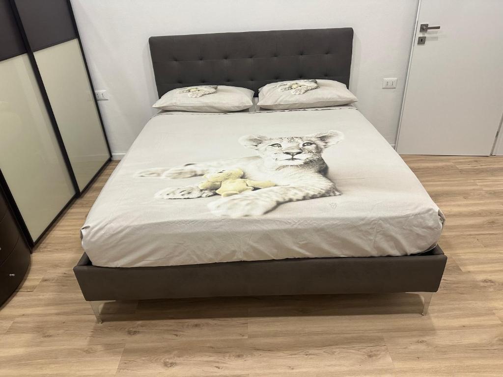 een kitten liggend op een bed met twee knuffels bij Concerti, Stadio e Aeroporto Bologna in Bologna