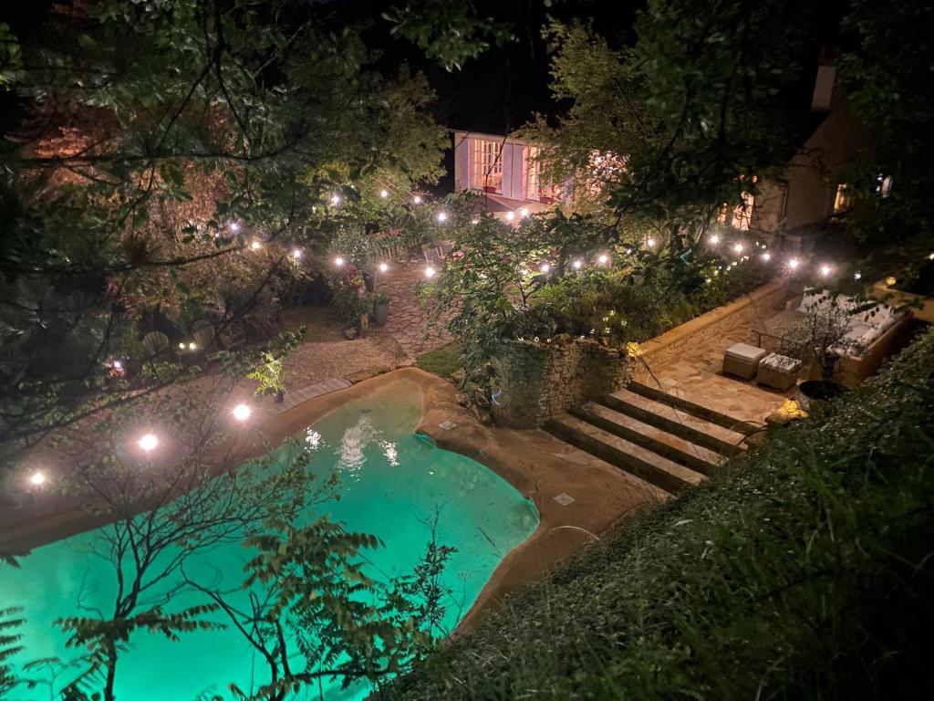 - une vue sur la piscine la nuit éclairée dans l'établissement Le lagon des Naïades - Vallée des châteaux, à Daglan