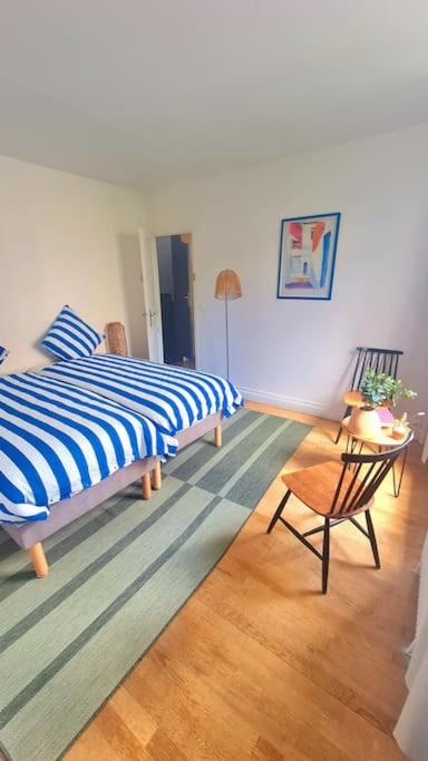 une chambre avec un lit, une table et une chaise dans l'établissement Superbe Maison près du Sacré Cœur, à Paris