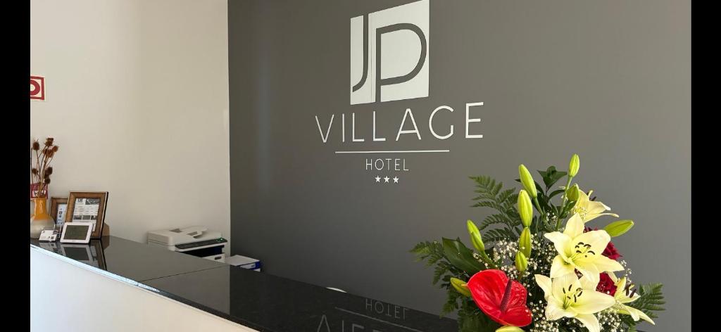 a vase of flowers on a counter in a store at JP VILLAGE Hotel in Nelas