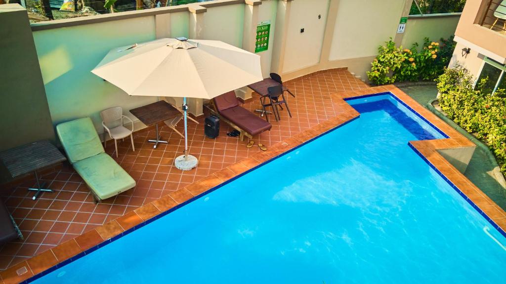 Bazén v ubytování Hotel Amaranth nebo v jeho okolí