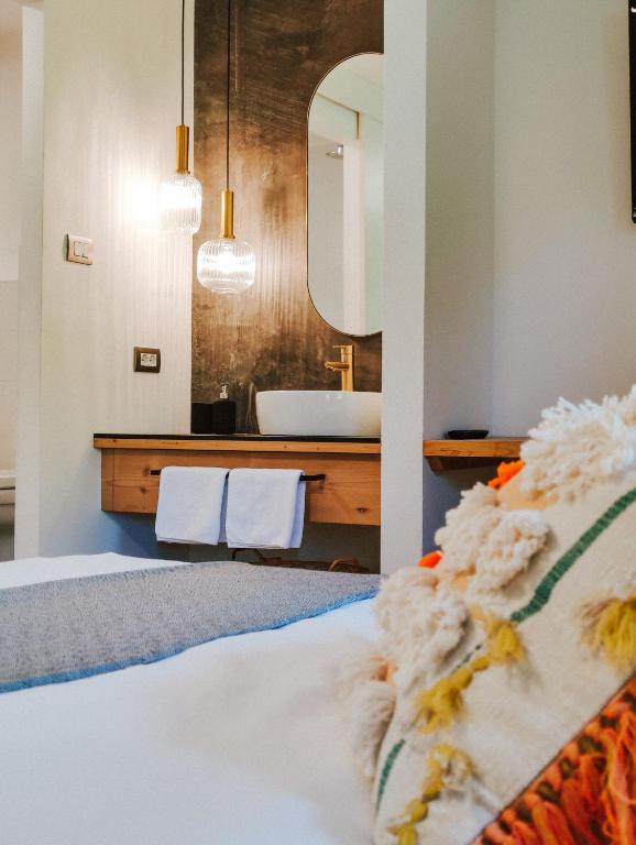 Postel nebo postele na pokoji v ubytování SchönBerg hotel b&b