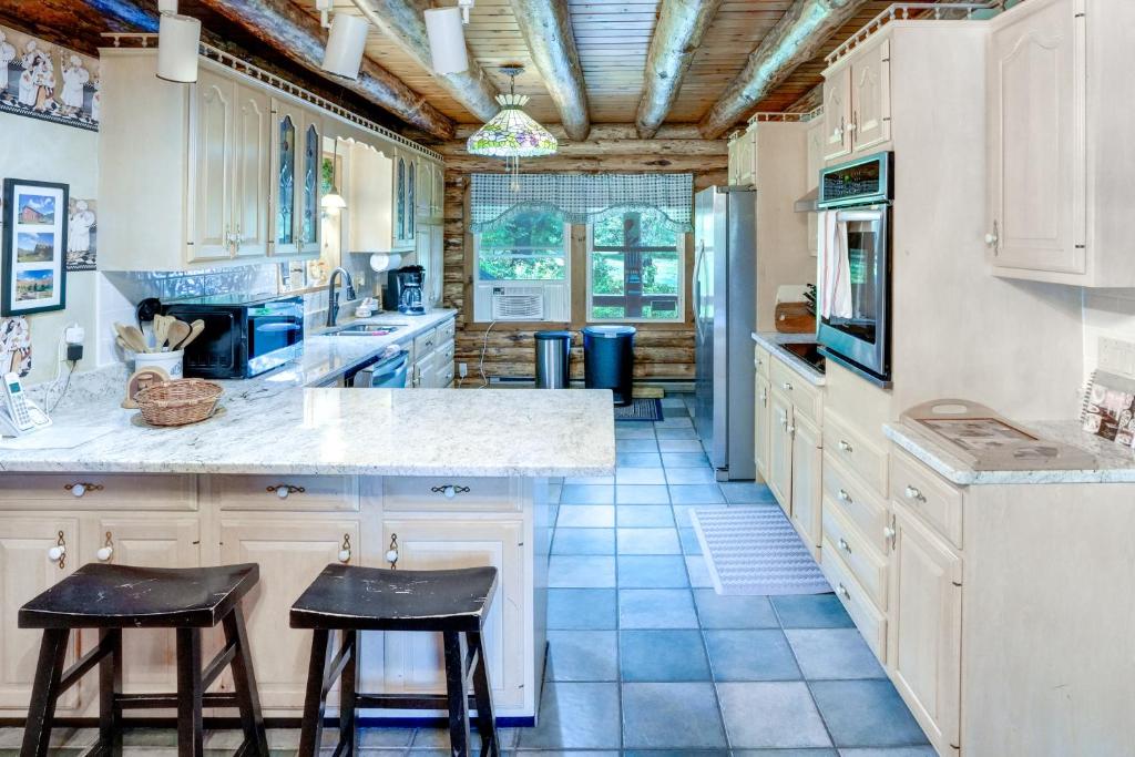 Kuchyň nebo kuchyňský kout v ubytování Pet-Friendly New York Cabin with Hot Tub and Game Room