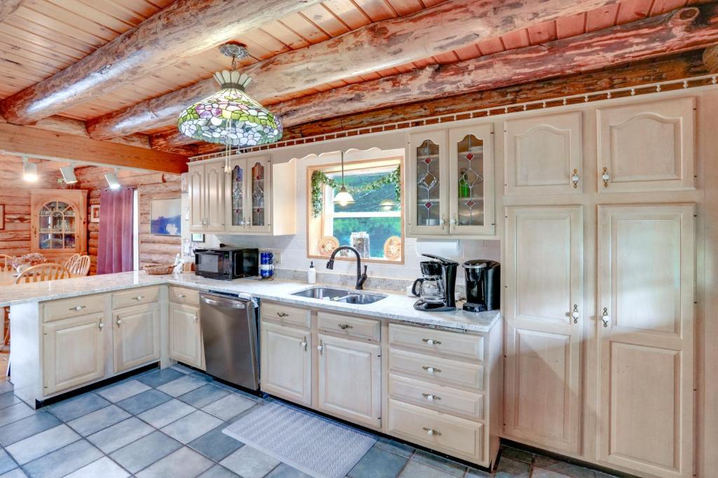 Kuchyň nebo kuchyňský kout v ubytování Pet-Friendly New York Cabin with Hot Tub and Game Room