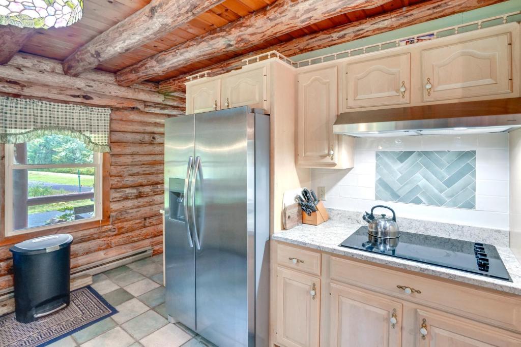 Kuchyň nebo kuchyňský kout v ubytování Pet-Friendly New York Cabin with Hot Tub and Game Room