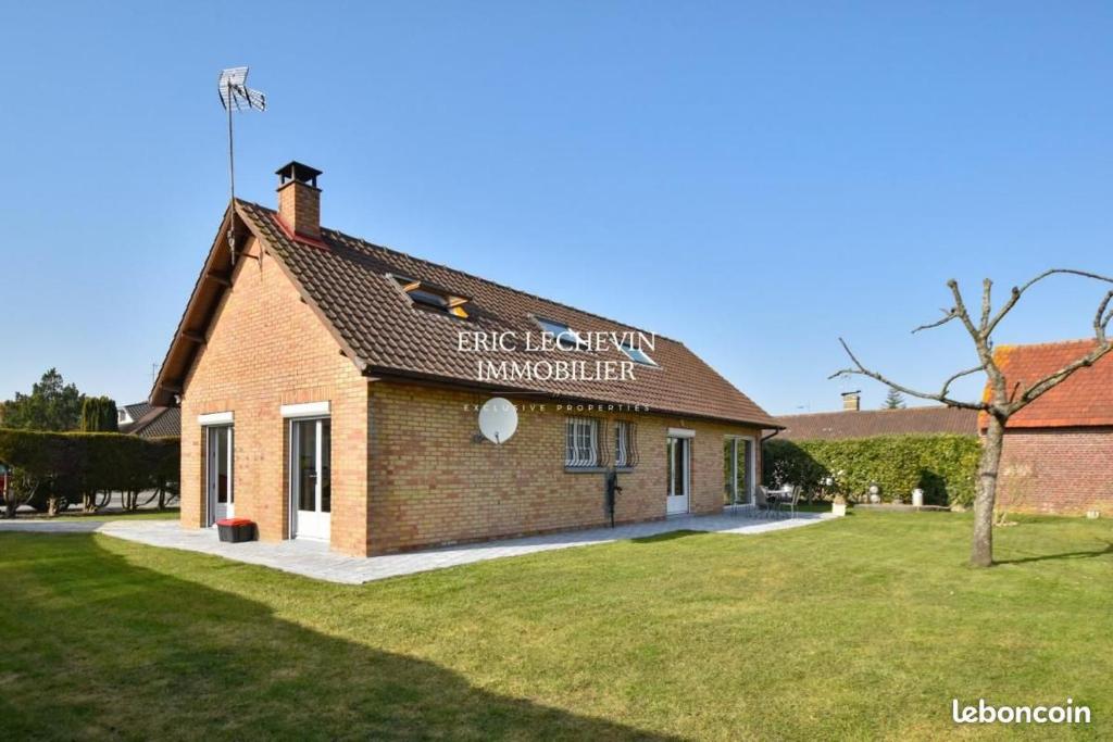 un bâtiment en briques avec une enseigne sur le côté dans l'établissement La Merlimette, à Merlimont