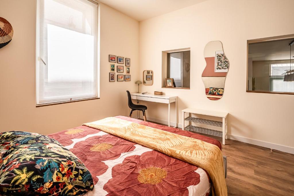 une chambre avec un lit, un bureau et une fenêtre dans l'établissement Appart BonaVita Narbona, à Narbonne