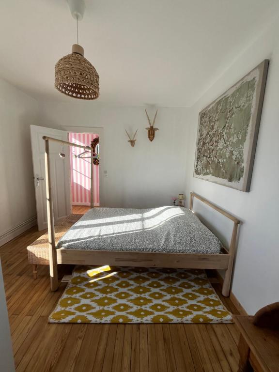 une chambre avec un lit et un tapis dans l'établissement Belle vue sur la mer, à Veules-les-Roses