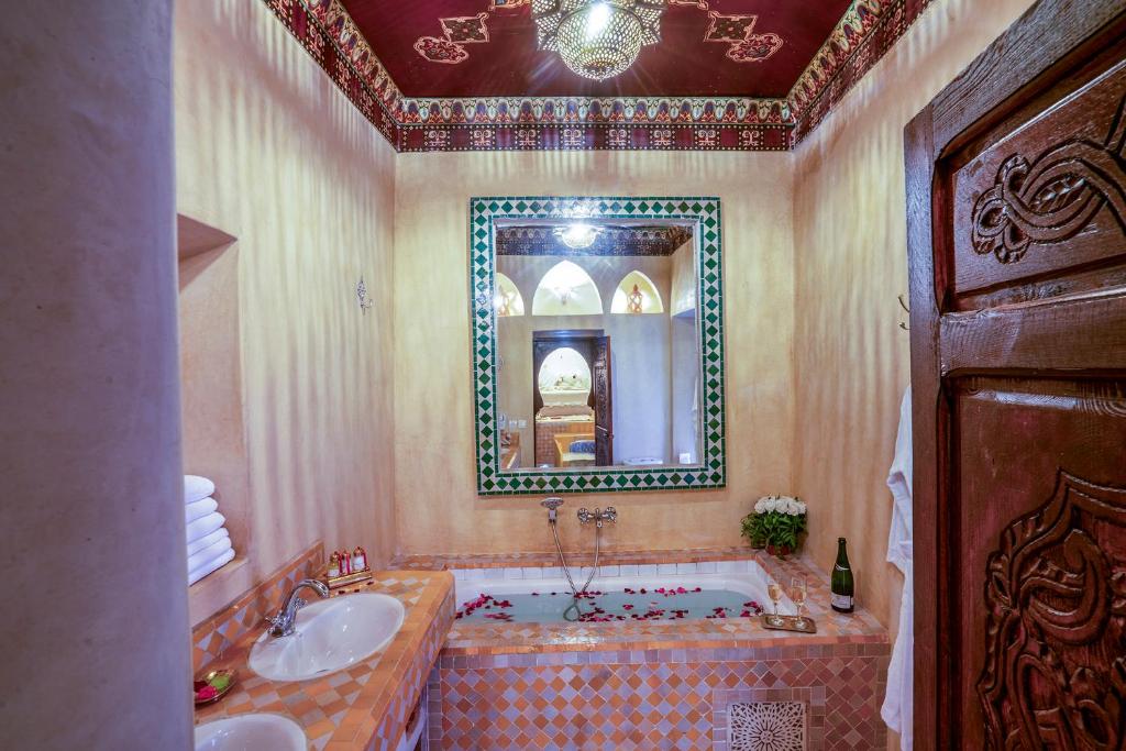 Postel nebo postele na pokoji v ubytování Riad Yalla habibi