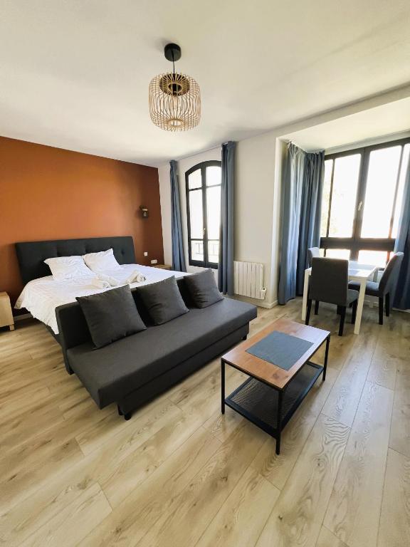 une chambre avec un lit, un canapé et une table dans l'établissement villa Konny studio rez-de-chaussée, au Tréport