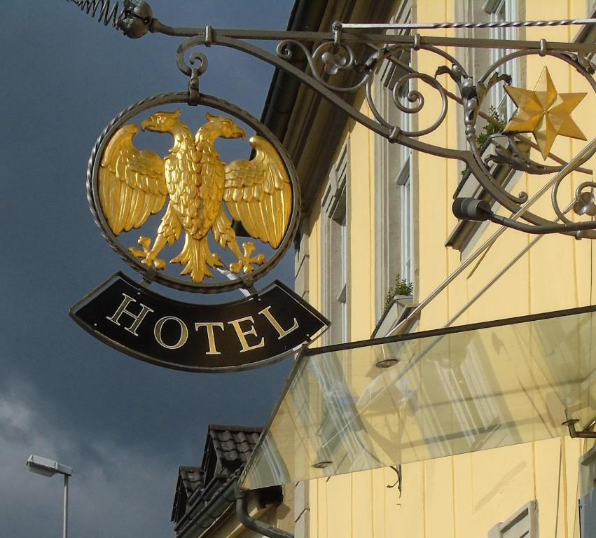 uma placa de hotel na lateral de um edifício em Hotel Goldener Adler Garni em Hallstadt