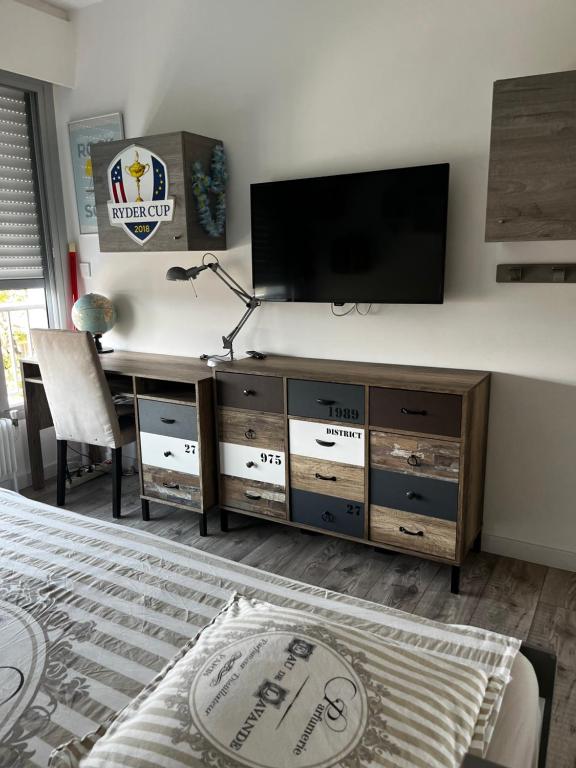 Televízia a/alebo spoločenská miestnosť v ubytovaní 4P, Piscine, Tennis, Wifi, Proche Centre et Plages