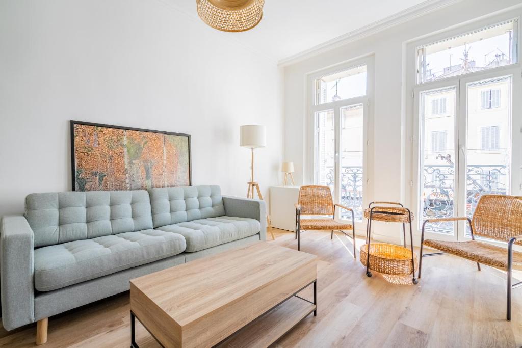 un salon avec un canapé et des chaises dans l'établissement Le Castellane coeur centre ville, à Marseille